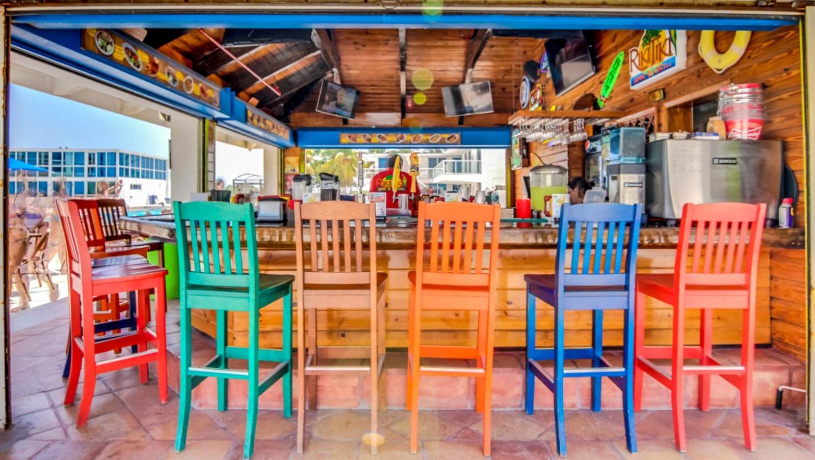 Castle Pavillon 8 Beachfront - Private Beach Access Loft With 2-Story, Pool, Tennis, Free Parking Access Miami Beach Exterior photo