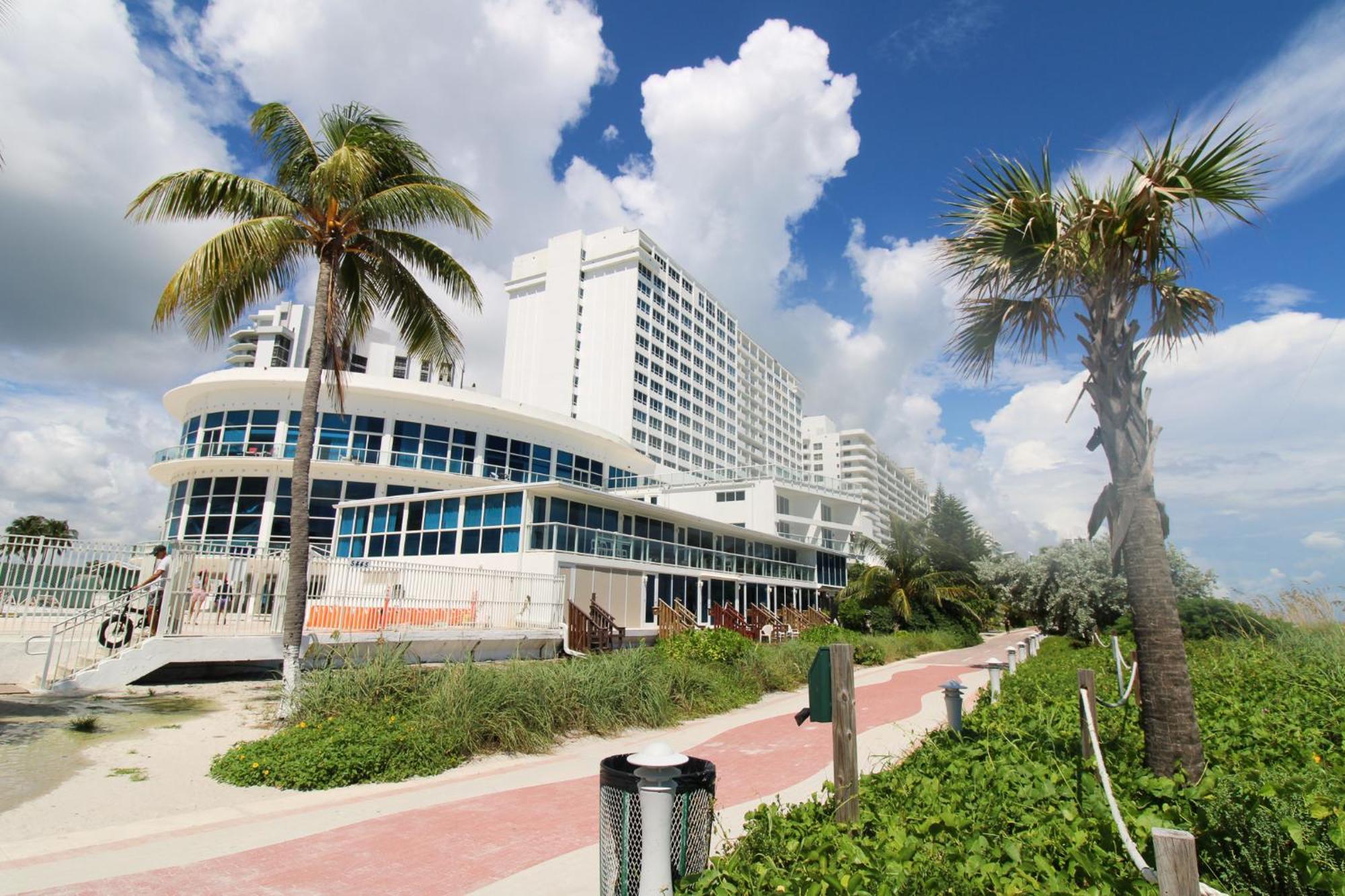 Castle Pavillon 8 Beachfront - Private Beach Access Loft With 2-Story, Pool, Tennis, Free Parking Access Miami Beach Exterior photo