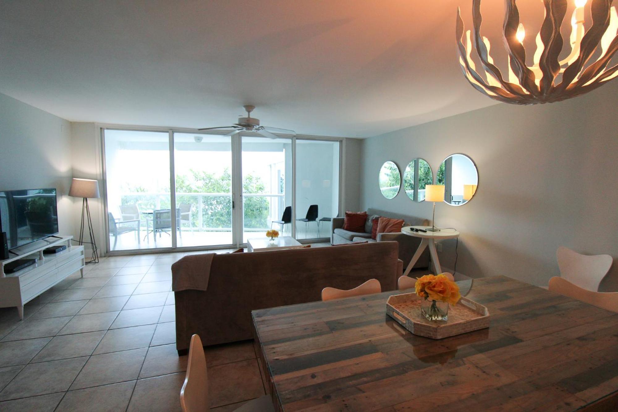 Castle Pavillon 8 Beachfront - Private Beach Access Loft With 2-Story, Pool, Tennis, Free Parking Access Miami Beach Exterior photo