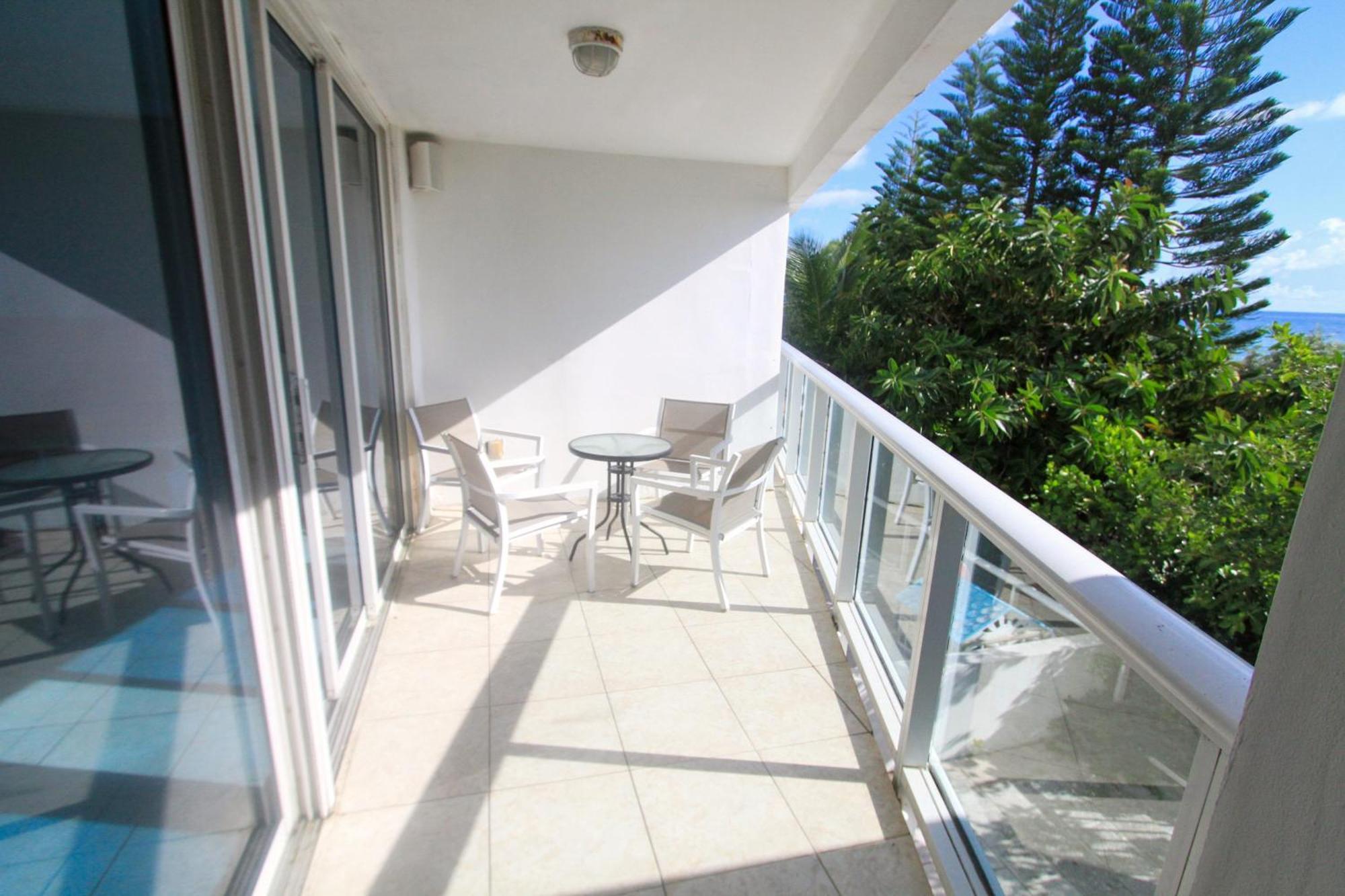 Castle Pavillon 8 Beachfront - Private Beach Access Loft With 2-Story, Pool, Tennis, Free Parking Access Miami Beach Exterior photo